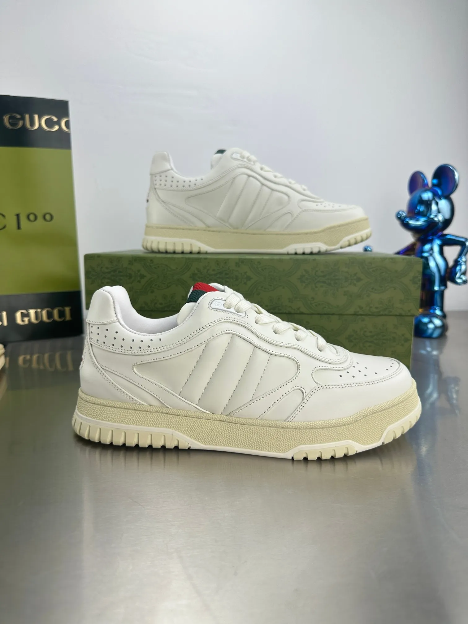 👟👟Ex-factory price 600👟👟 Gucci's latest hot-selling series of high and low-cut distressed couple's sneakers are shipped. The original version is purchased, developed and manufactured. This high-low top sneaker adopts a basketball-style silhouette design, cleverly integrated with hollow panels and distressed effects, showing its unique ingenuity. The ingenuity incorporates brand logo details such as interlocking Double G styling accessories and Gucci lettering, a low-key tribute to the brand's design heritage. Exquisite packaging at the delivery counter 🛍📦 ▪️ Fabric: Original customized imported first-layer cowhide ▪️ Lining: Imported high-grade mesh ▪️ Sole: Original molded TPU sole ▪️ Sole thickness: 3cm ▪️ Size: Women's 35-41 (Women's 41 customized)